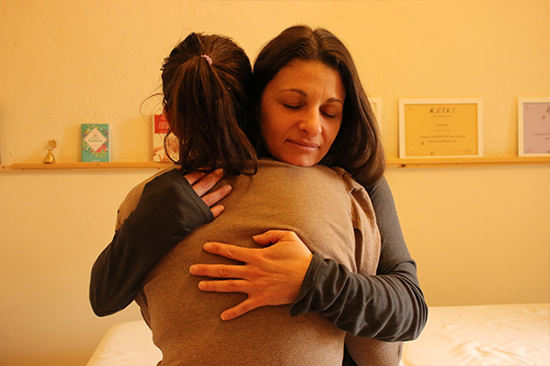 Nathalie Borg énergéticienne bien être. Séances énergétiques et autres prestations en cabinet (Sainte-Catherine, près de Lyon, Rhône) ou à domicile, en présentiel ou à distance. Je vous propose Reiki, Champ mental, Communication animale, Calinothérapie et Balades connexion.